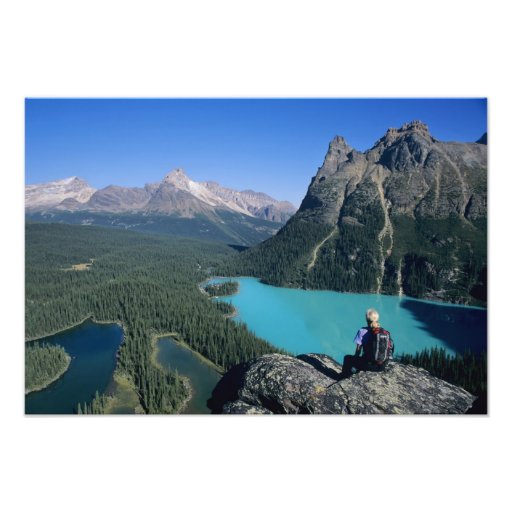 Hiker übersehender Türkis-farbiger See Fotodrucke