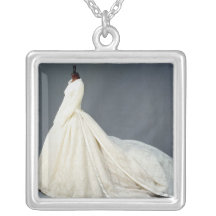 Hochzeitskleid von Katharine Worsley Amuletten