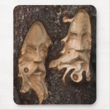 hölzerne Skulptur auf Baum mousepad
