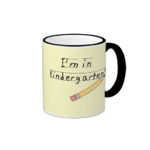Ich bin in den Kindergarten-T-Shirts und den Gesch Kaffee Haferl