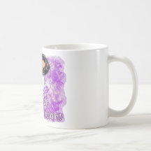 Ich mag meinen lila Hintergrund-Becher der Haltung Kaffee Haferl