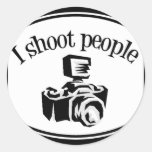 Ich schieße Kamera B&W des Leute-die Retro Fotogra Runder Aufkleber