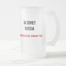 In Sowjetrussland Milchshakegetränk Sie Kaffee Tassen
