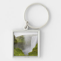Island. Skogarfoss Wasserfallkopfsprünge über a Schlüsselanhänger
