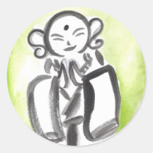 Jizo der Mönch in den grünen Aufklebern
