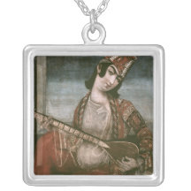 Junge Frau, die eine Gitarre spielt Halskette