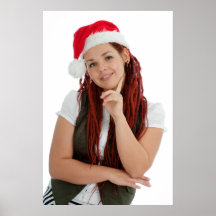 Junges modernes Weihnachtsmädchen auf weißem Hinte Plakatdrucke
