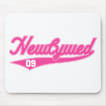 Jungvermählten '09 (Baseball-Skript-Rosa) Mousepad