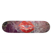 karminrote Lippen Skateboardbrett