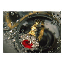 Karminroter Ring in funkelndem Wasser Einladungen