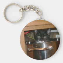 Katze, die in der Küche sich versteckt Schlüsselband
