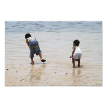 Kinder, die auf dem Strand spielen Photos