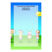 Kinder, die draußen an einem sonnigen Tag spielen Individuelles Druckpapier