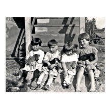 Kinder mit Welpen-Postkarte