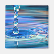 Klares blaues Wasser-Tropfen-Fließen Magnete