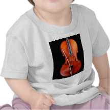 Klassisches Cello auf Schwarzem Hemd