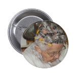 Kleine alte Frau schlafend unter Haartrockner Button