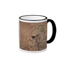 Kleiner Vogel getarnt im Winter Teetasse
