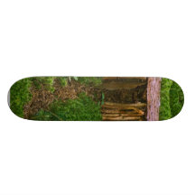 Kleines hölzernes Haus mit Pilzen Individuelle Decks