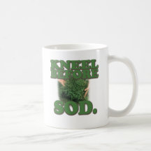 Knien vor Grasscholle Kaffee Tasse