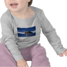 Kojote auf Schnee Tshirt