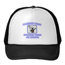 Konservieren Sie Wasser. Dusche mit einem Inder Baseballcaps