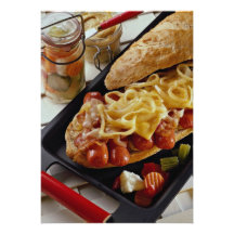 Köstliche Dackeln, Zwiebeln und Speck auf einem Vo Individuelle Ankündigungen