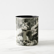Küssen im Holzbecher Kaffeetasse