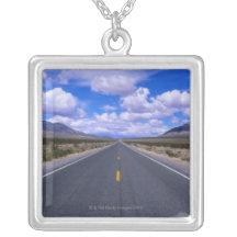 Landstraße durch Death Valley, Kalifornien Selbst Gestalteter Schmuck