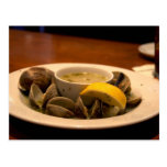 Leckere Schüssel gedämpfte Muscheln in der Suppe Postkarten
