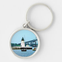 Leuchtturm, Brücke und Boote, Newport, RI Schlüsselband