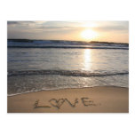 Liebe in der Strand-Sand-Postkarte
