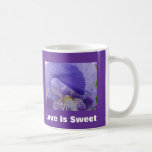 Liebe ist süße Kaffeetasse-lila Iris-Blumen