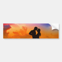 Liebhaber, die am Sonnenuntergang auf dem Strand k Auto Aufkleber