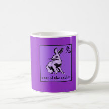 Lila Jahr der Kaninchen-Geschenke und des Kleides Kaffeehaferl