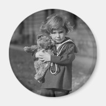 Little Boy mit Teddybären: 1923 Magnets