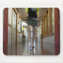 Mädchen in einer Halle (mousepad)