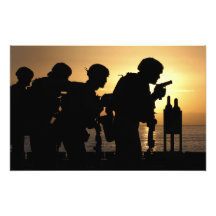 Marinesoldaten feuern 9mm Pistolen ab Foto Drucke
