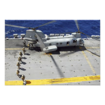 Marinesoldaten verschalen einen CH-46E Seeritterhu Fotografische Drucke