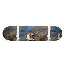 Meeresschildkröte, die oben Kopf stößt Skateboard Brett