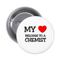 Mein Herz gehört einem CHEMIKER Anstecknadelbuttons