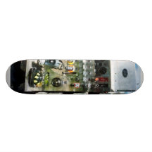 Messgeräte, Schläuche und ein Sturzhelm Skate Board