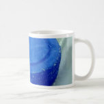 Milch bedeckt Blau mit einer Kappe Kaffeetassen