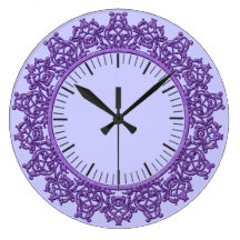 Mit Filigran geschmückte Wanduhr