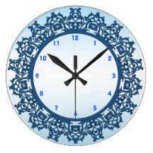 Mit Filigran geschmückte Wanduhr