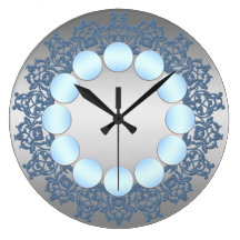 Mit Filigran geschmückte Wanduhr