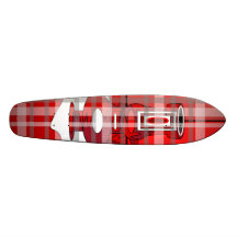 Moderne Vasen in rotem kariertem Skateboardbretter