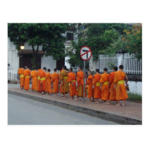 Mönche, die Almosen in Luang Prabang, Laos sammeln Postkarte