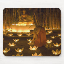 Mönche, die khom loy Kerzen und Laternen für beleu Mousepads