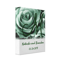 Monogramm-Braut und Bräutigam mit grünen Rosen Leinwand Drucke